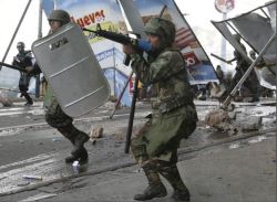 Represi�n. Militares apuntan sus armas a los manifestantes. Fuente: AP