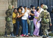 Estado de sitio. Honduras sin garant�as constitucionales Fuente: (radioeslodemenos.blogspot)