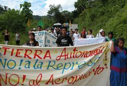 Marcha ind�gena. En defensa de sus derechos Fuente: (www.agenciapulsar.org)