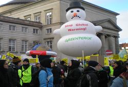 Manifestaci�n de Greenpeace. Copenhague, Dinamarca. Fuente: (www.agenciapulsar.org)