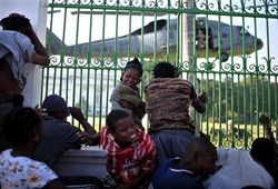 Helic�ptero de EEUU en palacio presidencial. Refugiados observan aterrizaje. Fuente: (lta.reuters.com)
